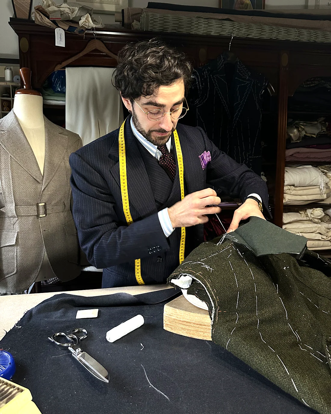 Francesco Florio dans son atelier d’art tailleur