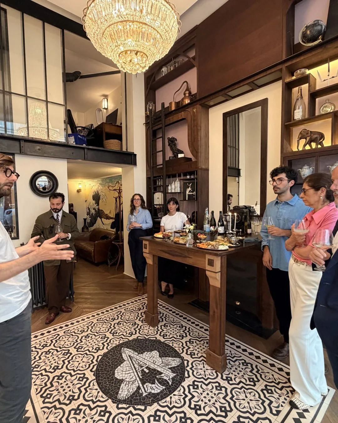 Une soirée du Club Greg’s, l’expert et ses invités dans sa boutique