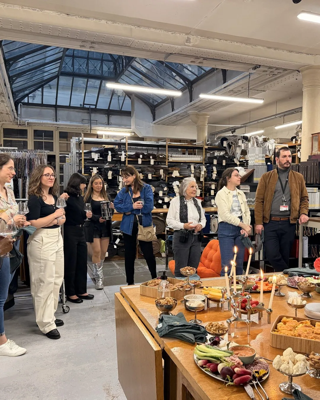 Une réception Greg’s dans l’atelier d’un drapier parisien, table d’apéritif dressée