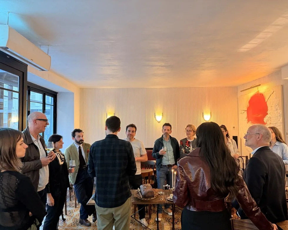 Une soirée composée pour l’occasion, invités réunis dans une galerie